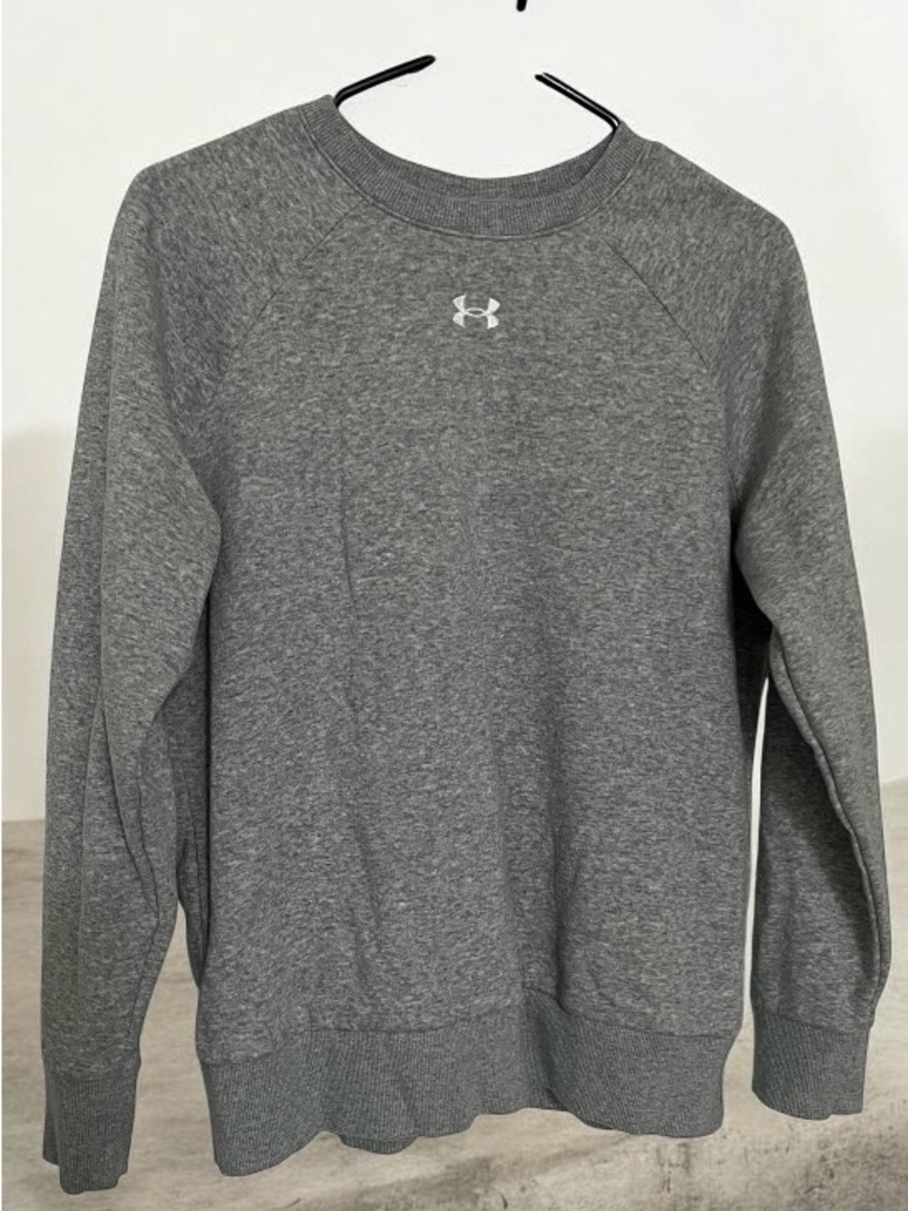 Under Armour Women’s Heather Gray Raglan Sleeve Crewneck Sweatshirt